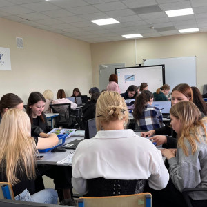 Занятие «Проектирование и реализация мини-проекта “Умный робот-помощник”» для будущих учителей начальных классов