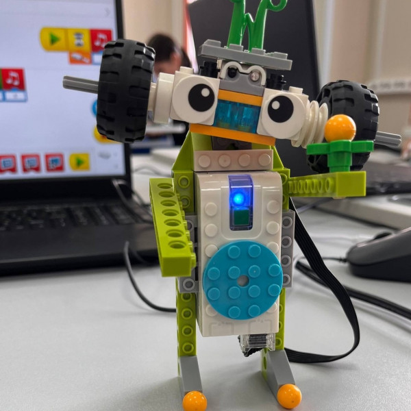 Занятие «Проектирование и реализация мини-проекта “Умный робот-помощник”» для будущих учителей начальных классов