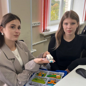 Занятие «Проектирование и реализация мини-проекта “Умный робот-помощник”» для будущих учителей начальных классов