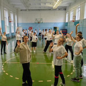 Во Владивостокском педагогическом колледже проходит захватывающее троеборье между командами 3 курса