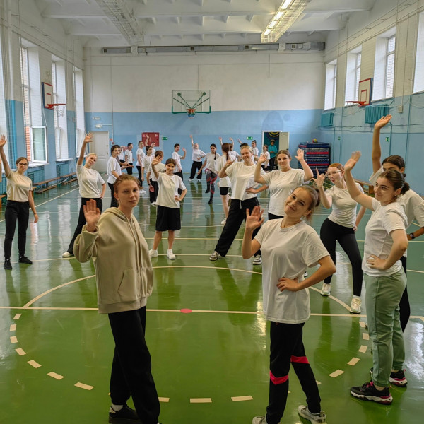 Во Владивостокском педагогическом колледже проходит захватывающее троеборье между командами 3 курса