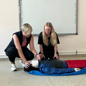 Навыки сердечно-легочной реанимации отработали на практике студенты 4 курса колледжа