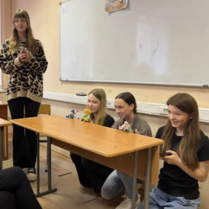 Студенты осваивают театрализованную деятельность в детском саду.