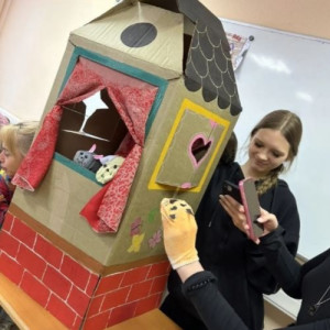 Студенты осваивают театрализованную деятельность в детском саду.